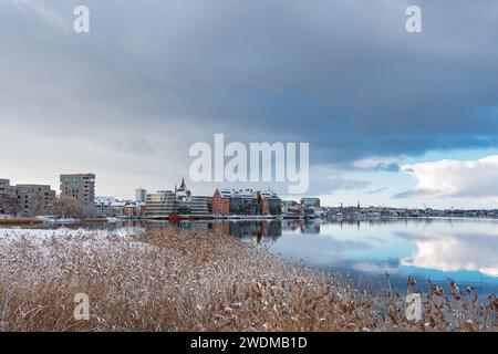 Vista sul Warnow fino alla città anseatica di Rostock in inverno. Foto Stock