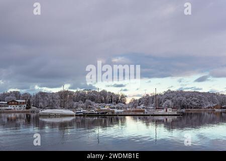 Vista dal Porto cittadino sul Warnow a Gehlsdorf nella città anseatica di Rostock in inverno. Foto Stock