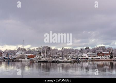 Vista dal Porto cittadino sul Warnow a Gehlsdorf nella città anseatica di Rostock in inverno. Foto Stock