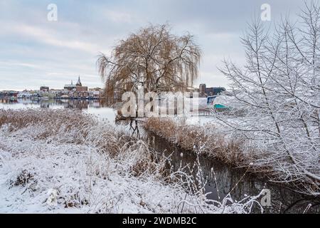 Vista sul Warnow fino alla città anseatica di Rostock in inverno. Foto Stock