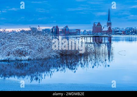 Vista sul Warnow fino alla città anseatica di Rostock in inverno. Foto Stock