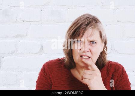 donna adulta anziana che sembra confusa Foto Stock