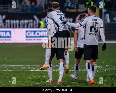 Aalen, Deutschland. 21 gennaio 2024. Jubel nach dem 1:0, SSV Ulm 1846 vs. SpVgg Unterhaching, 3. Liga, Fussball, Herren, 21.01.2024 foto: EIBNER/Michael Schmidt Credit: dpa/Alamy Live News Foto Stock