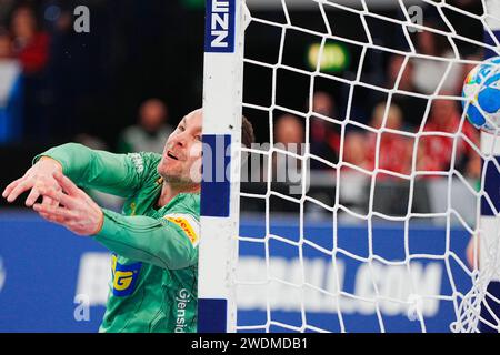 Il portiere svedese Andreas Palicka durante la partita del Campionato europeo EHF tra Portogallo e Svezia nella Barclay Arena di Amburgo, domenica 21 gennaio 2024 Foto Stock