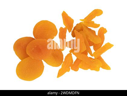 intere e fette di albicocche secche isolate su fondo bianco con percorso di ritaglio, vista dall'alto, concetto di colazione sana Foto Stock