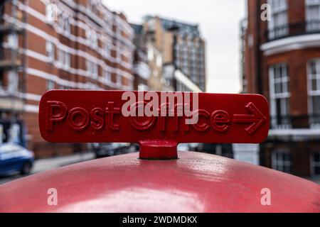 Cartello dell'ufficio postale, in cima alla Victorian Post Box, nel quartiere di Marylebone, centro di Londra, Inghilterra, Regno Unito Foto Stock