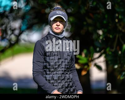 Orlando, Florida, Stati Uniti. 21 gennaio 2024. Nelly Korda cammina fino al nono tee durante l'ultimo round dell'Hilton Grand Vacations Tournament of Champions tenutosi al Lake Nona Golf & Country Club di Orlando, Florida. Romeo T Guzman/CSM/Alamy Live News Foto Stock