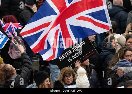 Manchester, Regno Unito. 21 gennaio 2024. Manifestazione contro l'antisemitismo tenutasi a Manchester domenica 21 gennaio 2024. La marcia attraversò il centro di Manchester dalla cattedrale all'area di Castlefield. Lisa Nandy deputato laburista per Wigan ha partecipato come Tom Tugendhat, ministro di Stato per la sicurezza e rabbino capo Sir Ephraim Yitzchak Mirvis. Foto: Garyroberts/worldwidefeatures.com credito: GaryRobertsphotography/Alamy Live News Foto Stock