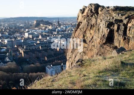 Vista dall'alto della città di Edimburgo contro lo skyline dalle scogliere di Salisbury Crags vicino all'Arthur's Seat. Paesaggio di Edimburgo, spazio per testo, Selez Foto Stock