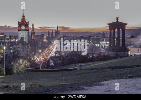 Edimburgo, Scozia - 18 gennaio 2024 - Vista aerea al crepuscolo del Royal Mile o High Street nella città vecchia di Edimburgo dalla cima della collina di Calton Hill nel cen Foto Stock