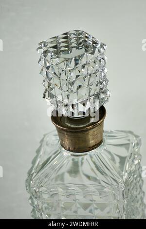 Tagliare il decantatore di cristallo con un tappo con bordi argentati Foto Stock
