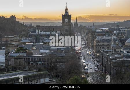 Edimburgo, Scozia - 18 gennaio 2024 - Vista aerea al crepuscolo del Royal Mile o High Street nella città vecchia di Edimburgo dalla cima della collina di Calton Hill nel cen Foto Stock