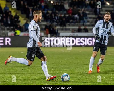 Aalen, Deutschland. 21 gennaio 2024. Kapitaen Johannes Reichert (SSV Ulm 1846, #05) AM Ball, SSV Ulm 1846 vs. SpVgg Unterhaching, 3. Liga, Fussball, Herren, 21.01.2024 foto: EIBNER/Michael Schmidt Credit: dpa/Alamy Live News Foto Stock