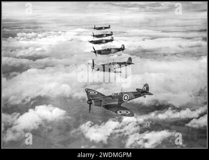 BATTLE OF BRITAIN 1939 caccia Spitfire Spitfire Spitfire della seconda guerra mondiale in formazione dal 19 Squadron, con base a Duxford a Cambs, in volo nella formazione echelon. Battle of Britain , RAF Fighter Command. Douglas Bader fu assegnato allo squadrone nel febbraio 1940. Nel maggio e giugno 1940, lo squadrone fornì copertura aerea sulle spiagge di Dunkirk durante le evacuazioni delle truppe durante la seconda guerra mondiale Foto Stock