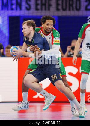 Il portoghese Gilberto Duarte e la svedese Albin Lagergren durante la partita del Campionato europeo EHF tra Portogallo e Svezia alla Barclay Arena di Amburgo, domenica 21 gennaio 2024 Foto Stock