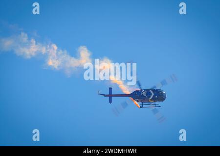 Red Bull's Aerobatic Helicopter pilotato dal pilota Aaron Fitzgerald all'America's Airshow 2023 a Miramar, California. Foto Stock