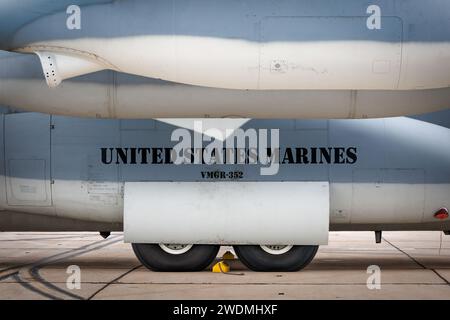 Il lato di un C-130 Hercules del corpo dei Marines degli Stati Uniti in mostra all'America's Airshow 2023 a Miramar, California. Foto Stock