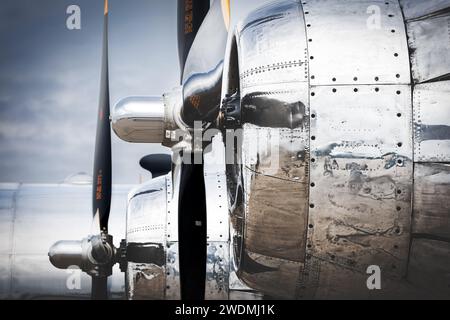 I motori di un B-29 Superfortress costruito nel 1944, e chiamato Doc, si trovano sull'asfalto dell'America's Airshow a Miramar, in California. Foto Stock