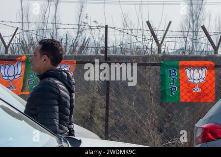 Un uomo cammina davanti alla bandiera indiana del Bharatiya Janata Party (BJP) durante una convention dei lavoratori del partito a Chadoora Budgam, a nord-est di Srinagar, in vista delle prossime elezioni generali dell'India. Decine di persone, per lo più giovani, si sono unite al partito alla presenza dei leader del Bharatiya Janata Party (BJP) durante l'evento dei lavoratori del partito. Il 5 agosto 2019, il partito Bharatiya Janata (BJP) del primo ministro indiano Narendra modi ha abrogato l'articolo 370, una disposizione costituzionale che ha concesso all'ex stato uno status speciale, compreso il diritto alla propria costituzione, bandiera e autonomia in tutte le questioni tranne Foto Stock