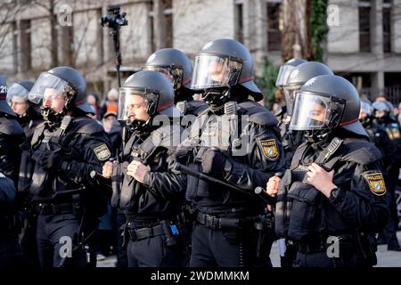 Monaco, Baviera, Germania. 21 gennaio 2024. Polizia contro la destra (Gemeinsam gegen Rechts) - per la democrazia e la diversità, grande manifestazione contro l'estremismo di destra e il fascismo, convocata da un'ampia alleanza della società civile, più di 250,000 persone protestano contro il partito di destra AFD e qualsiasi ''žNazis' nel centro di Munichs. La manifestazione è stata sospesa a causa del gran numero di partecipanti. (Immagine di credito: © Andreas Stroh/ZUMA Press Wire) SOLO USO EDITORIALE! Non per USO commerciale! Foto Stock