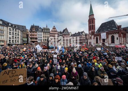 20 gennaio 2024, Assia, Francoforte sul meno: Migliaia di persone partecipano a una manifestazione sulla Römerberg di Francoforte con il motto "difendere la democrazia” per manifestare contro l'AfD e l'estremismo di destra. I partecipanti vogliono inviare un segnale di resistenza contro le attività di destra. Foto: Frank Rumpenhorst/dpa Foto Stock