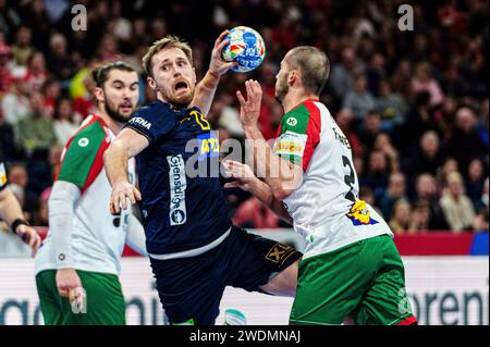 Amburgo, Deutschland. 21 gennaio 2024. Wurf/Tor Albin Lagergren (Schweden, n. 23) GER, Schweden vs. Portogallo, Handball, Maenner, EHF Euro 2024, Hauptrunde 2, Spieltag 3, 21.01.2024 foto: Eibner-Pressefoto/Marcel von Fehrn credito: dpa/Alamy Live News Foto Stock