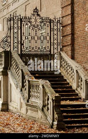 Un cancello in metallo ghisa ornato in cima a una scala in pietra, che mostra una croce metallica e la casa della corona sabauda, Palazzo reale, Torino Italia Foto Stock