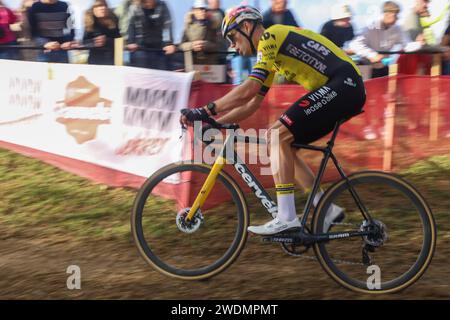 Benidorm, Spagna, 21 gennaio 2024: La ciclista del Team Visma | lease a Bike, Wout Van Aert (13) durante il test Women's Elite della Coppa del mondo 2024 UCI Cyclo-Cross, il 21 gennaio 2024, al Parque Foietes, a Benidorm, Spagna. Credito: Alberto Brevers / Alamy Live News. Foto Stock