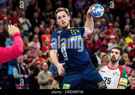 Amburgo, Deutschland. 21 gennaio 2024. Wurf/Tor Albin Lagergren (Schweden, n. 23) GER, Schweden vs. Portogallo, Handball, Maenner, EHF Euro 2024, Hauptrunde 2, Spieltag 3, 21.01.2024 foto: Eibner-Pressefoto/Marcel von Fehrn credito: dpa/Alamy Live News Foto Stock