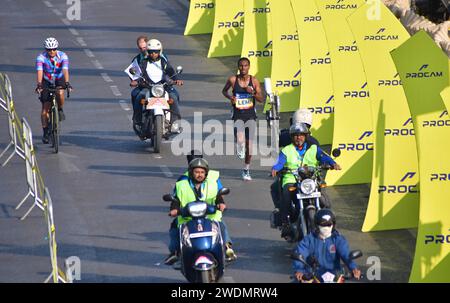 Mumbai, India. 21 gennaio 2024. MUMBAI, INDIA - 21 GENNAIO: Gli atleti corrono durante la TATA Mumbai Marathon 2024, il 21 gennaio 2024 a Mumbai, India. (Foto di Bhushan Koyande/Hindustan Times/Sipa USA ) credito: SIPA USA/Alamy Live News Foto Stock