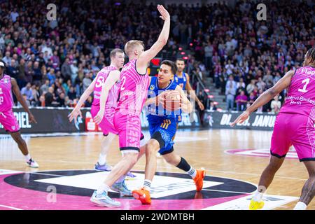 Bonn, Deutschland. 21 gennaio 2024. Bonn, Deutschland 21. Gennaio 2024: 1.BBL - 2023/2024 - Telekom Baskets Bonn vs. Alba Berlin IM Bild: v. li. im Zweikampf Sam Griesel (Bonn) und Matteo spagnolo (Berlino), Credit: dpa/Alamy Live News Foto Stock