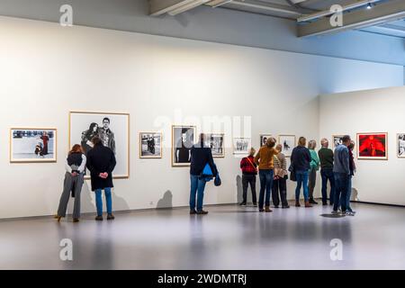 Amstelveen, Paesi Bassi - 21 gennaio 2024: Visitatori che guardano i ritratti del famoso fotografo olandese Anton Corbijn nel Museo di arte moderna di Cobra ad Amstelveen, Paesi Bassi. Foto Stock