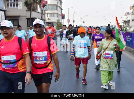 Mumbai, India. 21 gennaio 2024. MUMBAI, INDIA - 21 GENNAIO: I partecipanti corrono durante la TATA Mumbai Marathon 2024, il 21 gennaio 2024 a Mumbai, India. (Foto di Bhushan Koyande/Hindustan Times/Sipa USA ) credito: SIPA USA/Alamy Live News Foto Stock