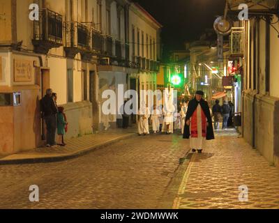 Portogallo, Azzorre, Acores, Ponta Delgada, processione religiosa di strada, stazioni della croce, sabato sera prima di Pasqua, la penitencia, celebrazione di Pasqua Foto Stock