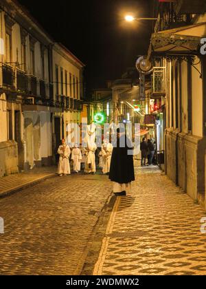 Portogallo, Azzorre, Acores, Ponta Delgada, processione religiosa di strada, stazioni della croce, sabato sera prima di Pasqua, la penitencia, celebrazione di Pasqua Foto Stock