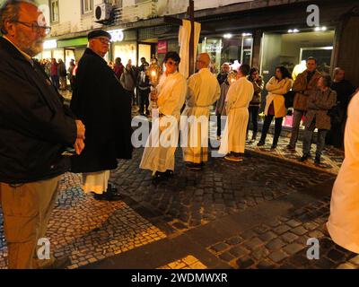 Portogallo, Azzorre, Acores, Ponta Delgada, processione religiosa di strada, stazioni della croce, sabato sera prima di Pasqua, la penitencia, celebrazione di Pasqua Foto Stock