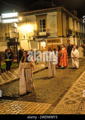 Portogallo, Azzorre, Acores, Ponta Delgada, processione religiosa di strada, stazioni della croce, sabato sera prima di Pasqua, la penitencia, celebrazione di Pasqua Foto Stock