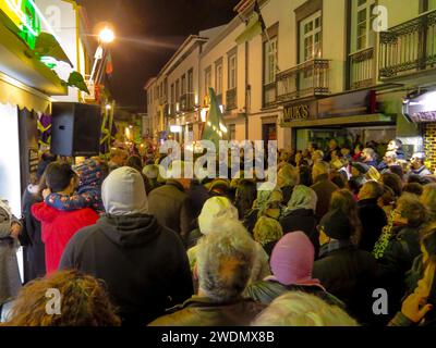 Portogallo, Azzorre, Acores, Ponta Delgada, processione religiosa di strada, stazioni della croce, sabato sera prima di Pasqua, la penitencia, celebrazione di Pasqua Foto Stock