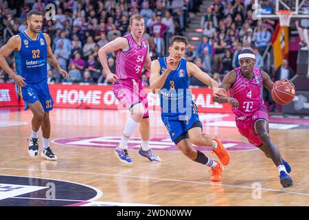 Bonn, Deutschland. 21 gennaio 2024. Bonn, Deutschland 21. Gennaio 2024: 1.BBL - 2023/2024 - Telekom Baskets Bonn vs. Alba Berlin IM Bild: v. li. im Zweikampf Matteo spagnolo (Berlino) und Glynn Watson (Bonn), Credit: dpa/Alamy Live News Foto Stock