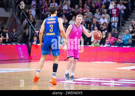 Bonn, Deutschland. 21 gennaio 2024. Bonn, Deutschland 21. Gennaio 2024: 1.BBL - 2023/2024 - Telekom Baskets Bonn vs. Alba Berlin IM Bild: v.li. Matteo spagnolo (Berlino) und Harald Frey (Bonn), Credit: dpa/Alamy Live News Foto Stock