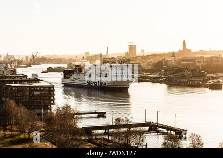 Goteborg, Svezia - 11 2022 aprile: Traghetto Stena Jutlandica in partenza da Goteborg per Frederikshavn in una soleggiata mattinata primaverile. Foto Stock