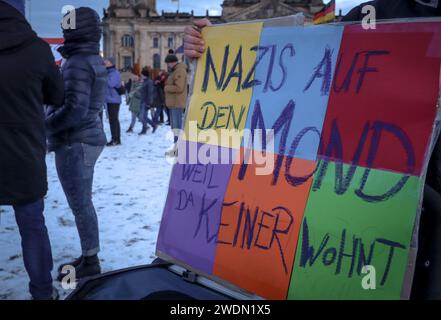 Berlino, Germania - 21 gennaio 2024: Il manifestante tiene un cartello anti-nazista per protestare contro l'estremismo di destra davanti all'edificio del Reichstag. Foto Stock