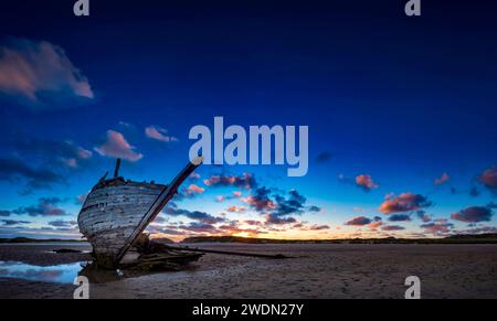 Tramonto a Matteraclougher spiaggia Bungeg, Bun Beag, Cara na Mara (amico del mare) Bad Eddie, Eddie's Boat, Donegal Irlanda Foto Stock