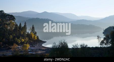 Panorama della foresta caledoniana e delle montagne intorno al lago in autunno. Glen Affric, Scottish Highlands Landscape, Scozia, Regno Unito Foto Stock