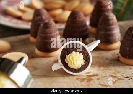 Nidi di di vespe ripieni, biscotti di Natale cechi senza cottura, con crema di eggnog Foto Stock