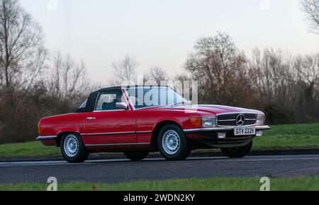 Stony Stratford, Regno Unito, 1 gennaio 20241980 auto rossa Mercedes Benz 450 in arrivo a Stony Stratford per l'evento annuale di Capodanno sui veicoli d'epoca e classici Foto Stock