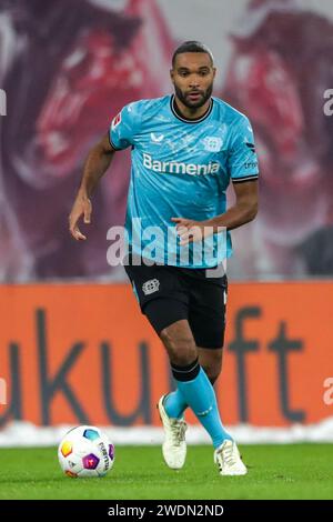 Jonathan Tah del Bayer Leverkusen visto in azione durante la partita di calcio della Bundesliga 2023/24 tra RB Leipzig e Bayer Leverkusen alla Red Bul Arena di Lipsia. Punteggio finale; RB Leipzig 2:3 Bayer Leverkusen. Foto Stock