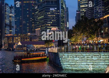 Città di Singapore, Singapore-08 settembre 2023: Vista notturna dell'architettura moderna di Singapore. Foto Stock