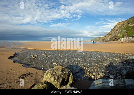 Watergate Bay, Cornovaglia, Inghilterra, 2023 novembre, una spiaggia che mostra la natura rocciosa di questa spiaggia in una giornata di sole. Foto Stock