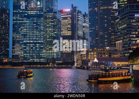 Città di Singapore, Singapore-08 settembre 2023: Vista notturna dell'architettura moderna di Singapore. Foto Stock